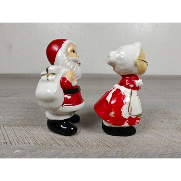 Vintage Sonsco Japan Santa & Mrs. Claus Ceramic Salt & Pepper Shakers - Picture 6 of 10